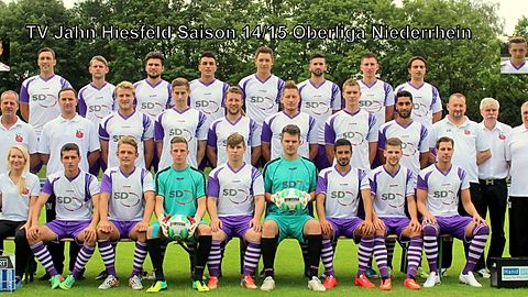 Oben v. L. : M. Ohnesorge, K. Menke, Y. Melis, D. Schirru, D. Wichert, D. Borutzki, K. Kolberg, G. Mastrolonardo.
Mitte v. L. : Trainer J. Vollack, Co-Trainer D. Vukancic, F. Gombarek, J. Schoof, O. Rademacher, T. Pütters, K. Corvers, S. Rami, Torwart-Trainer U. Roscher, Manager H. Plank, Betreuer S. "Stoffel" Kratzer
Vorne v. L. : Physio Y. Rossbach, D. Hecht, P. Spors, S. Wickl, J. Pirschel, K. Hillebrand, E. Yolasan, D. Rankl, S. Schneider
Kleine Bilder v. L. : M. Horstkamp, L. Kratzer