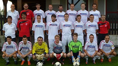hinten v. links: TW-Trainer Ritt Charly, Betreuer Stoiber Karl, Kropf Sebastian, Wess Jürgen, Kerscher Jörg, Maier Stefan, Spörl Rudi, Dlesk Peter; mitte v. links: sportlicher Leiter Sturm Hans, Physio Dombrowsky Kai, Speckner Ben, Schinabeck Ben, Augustin Matthias, Lommer Marco, Baumgartner Alex, Coach Riedl Armin; vorne v. links: Leist Christian, Sturm Andreas, Eckl Roland, Rossmann Jürgen, Bosl Timo, Gohel Martin, Captain Baumann Martin; es fehlen: Gross Martin, Mares Jiri, Vogl Lukas