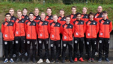 Hinten von links:

Alexander Hoffmann, Niklas Petri, Aaron Hebbinghaus, Felix Weber, Maxi Spieth,
Leon Boger, Max Eckert, Trainer Reiner Hoffmann.

Vorne von links:

Fabian Tizon-Gomez, Luke Harnischmacher, Miguel Tizon-Gomez, Florian Macziej,
Lukas Wagener, Paul Völker, Rolf Schaumann, Max Kahl, Lucas Mockenhaupt.
Auf dem Bild fehlen:

Julian Kaiser, Paulo Flender.