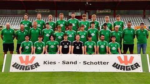 Bezirksliga-Kader des FC Gundelfingen U23 Saison 2025/26, hinten von links Samuel Schwarz, Nik Groepper, Jamain Cermak, Raphael Schneider, Lukas Schön, Karl Schmiederer, Nataniel Panitz, Denis Jarzew, Michel Riedinger, Mitte von links Trainer Peter Matkey, Co-Trainer Markus Schirmer, Torwarttrainer Patrick Wild, Denisz Toth, Darius Leimer, Simon Krist, Tim Otto, Lukas Hegele, Betreuer Rico Nöldner, Betreuer Franz Weber, Koordinator Florian Strehle, 2. Abteilungsleiter Michael Unger, vorne von links Luca Nelkner, Damian Abt, Dominik Eberle, Elias Thurn, Fabian Karg, Rodrigo Pinto Pires, Bernd Scheu, Enes Daler