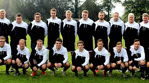 (h.v.l.) Fatih Bilgin, Frederik Tralls, Julian Nolte, Jan-Niclas Kleine, Maximilian Kleine, Luis Hanewinkel, David Seelig, Tobias Scheel, Timo Müller, Hubertus Meyer (Betreuer), Michael Wösterfeld (Betreuer), Olaf Renner (Co-Trainer);(v.v.l) Jonathan Müller, Joel Versen, Moritz Lammersen, Cedric Fromme, Gerrit Lippe, Stefan Kirchhoff, Julian Renner, Felix Bieling, Dennis Hetmann
es fehlen: Dieter Müller, Steffen Roth, Marvin Volkhausen