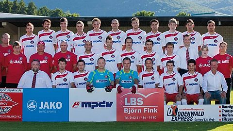 Hinten v.l.: A. Welz, B. Schäfer, S. Walz, K. Schaubel, S. Frey, M. Throm, M. Söder, R. Sylejmani, T. Lunzer, D. Bindnagel, D. Mingrone.
Mitte v.l.: J. Unzeitig (Stellv. Abtl.Ltr.), M. Förg (TW-Trainer), L. Förg (Betreuer), P. Hogen (Chef-Trainer), S. Strerath (Co-Trainer), U. Beyazal, C. Schäfer, D. Weber, K. Agac, R. Lang, I. Link (Vize-Präsident), K. Galm (Physio-Therapeutin), V. Blass (Physio-Therapeutin), H. Radke (Vorstandsmitglied).
Vorne v.l.: Dr. Thomas Ulmer (Präsident), Ch. Fickert, H. Throm, PH. Trautmann, F. Hickel, D. Schwind, F. Rechner, M. Gerstle, M. Piringer (Abtl.Leiter).     Foto: Weindl