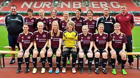 Hintere Reihe: Geschäftsführer und Team-Manager Andreas Tschorn, Nicole Funke, Carolin Müller, Betreuerin Pia Schmitt, Irina Wehr, Cornelia Winter, Andrea Buß, Trainer Maximilian Jahrsdörfer, Torwart-Trainer Lukas Heinsch; vordere Reihe: Carolin Pelligra, Ex-Spielerin Jacqueline Becker, Laura Nagel, Stefanie Lohmann, Mannschaftskapitän Nicole Schneeberger, Stefanie Übler, Lena Böttcher; es fehlen: Co-Trainer Daniel Dillmann, Rike Beckh, Indra Berning, Luisa Bohn, Christina Fild, Mona Hartmann, Jessica Hübner-Schrüfer, Chloé Koleilat, Tanja Künzel, Alexandra Rahe, Tanja Ruck, Marion Wagner (Foto: Jürgen Münderlein)
