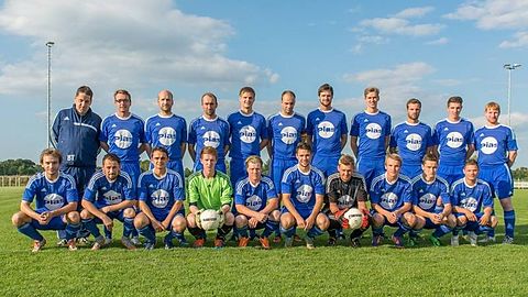 oben von links: Betreuer Matthias Otte, Markus bei der Hake, Dirk Neuendorf, Marc Schönhöft, Stefan Övermann, Marius Adam, Fabian Umlandt, Christopher Banko, Michael Landwehr

unten von links: Sebastian Rolfsen, Paul Mikulskij, Alexander Herdt, Manuel Suhrenbrock, Sergej Koop, Beniamin Kocybik, Christof Kümmel, Bernd Buschermöhle, Timo Moyzegemba, Ronny Hayn