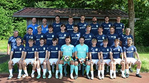 h.R.v.l.: Co-TS Trainer Patrick Gründemann, Teambetreuer Götz Freihart, Trainer Harald    Fronmüller, Timo Freihart, Luca Fronmüller, Adrian Seibold, Lennard Gruner, Luis Lammel

m.R.v.l.: Betreuer Siegfried Balzer, Stadionsprecher Philipp Hörold, Henry Pfeiffer, Fabio Lombardo, Nico Benz, Max Ellmer, Oliver Strebel, Felix Dömel, Co-Trainer Dennis Ulrich, Co-Trainer Klaus Perfetto

v.R.v.l.: Benjamin Bayer, Steffen Wegmann, Tilmann Steck, Marius Tonigold, TS Lenny Fronmüller, TS Filipp Michelchen, Johannes Walter, Noah Strobl, Joshua Jahraus, Eugen Eckhardt

Auf dem Bild fehlen: Physiotherapeut Marko Teihs, Daniel Rapp, Leonhard Weise, Robin Kober