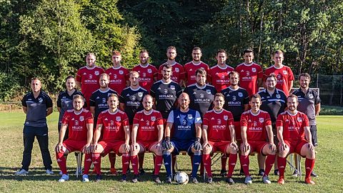 hintere Reihe v.l.n.r.: Kevin Kohl, Anthony Pizzuti, Florian Knöppel, Alexander Klunk, Marcel Hauptmann, Björn Schwarz, Shafiallah Hamidi, Linus Steinmetz
mittlere Reihe v.l.n.r.: Daniel Willems (sportlicher Leiter), Lisa Geller (Physio), Christopher Josten, Björn Grünhäuser, Nico Roth, Jonas Roth, Kevin Langlitz, David Schmitt (1. Vorsitzender), Kevin Greweling (Trainer)
vordere Reihe v.l.n.r.: David Roth, Max Simin, Michael Herlach, Tobias Herlach, David Mettler, Thomas Mettler, Christopher Koltes