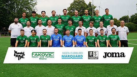 Hinten v.l.: Jonas Hofmann, Anas Zeghli, Ilhan Fakovic, Nermin Fakovic, Moritz Breier, Marc Beck, Mateo Trapp, Tarek Schwiderski, Alexander Markiefka
Mitte: Freddy Schulz (Teammanager), Timm Belz (CO-Trainer), Markus Wendel (CO-Trainer), Tobias Mohr (Torwarttrainer), Moritz Freisler, Michael Kohns, Jens Strußenberg (CO-Trainer), Kayhan Cakici (Trainer), Lasse May (CO-Trainer), Dietmar Hofmann (Vorsitzender), Guido Ritz (Sportlicher Leiter)
Vorne v.l.:Luka Baljak, Issa Beydoun, Dennis Ritz, Daniel Günther, Paul Bienefeld, Patrick Stofleth, Felix Schwab, Julian Hornetz, Antonio Serratore