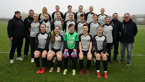 Hintere Reihe von links:
Christine Wilknitz, Nicole Hanke, Sylke Hegele, Leanne Pink, Nadine Helwig, Michelle Große

Mittlere Reihe:
Saskia Hügli (Mannschaftsleiter), Jens Schramm (Trainer), Natalie Clemens, Rebekka Langhammer, Leni Lindner, Ämilia Fritzsche, Sophia Greb, Jule Schmidt, Juliane Förster, Tobias Klier (Trainer), Holger Knorr (Betreuer)

Vordere Reihe:
Pia Kaden, Amy Schatz, Peggy Pfennig, Lisa Zellner, Nele Krieger

Es fehlt Carmen Pötzsch.