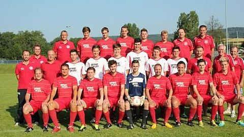 Obere Reihe von Links

Reiner Ackermann (Betreuer), Yannick Schrempp, Stefan Geppert, Moritz Ackermann, Jens Enderle, Jonas Weiler, Klauspeter Geppert (Spielausschuss), Andreas Disch (Vorstand)


Mittlere Reihe v. l.

Peter Müller (Trainer), Dr. Jörg Deiters (Vorstand), Edi Griesbaum (Co-Trainer), Gabriel Gast, Michael Geppert, Jakob Rohrbeck, Fabio Del Deo, Simeon Enderle, Vitali Ehret, Rene Schröter (Trainer 2. Mannschaft/Spielausschuss), Werner Walther (Spielausschuss), Dr. Conrad Gast (Vorstand)


Vordere Reihe v.l.

Frank Häfele, Thomas Lorenz, Fabian Kiser, Dominik Hägle, Pascal Volk, Pascal Oldak, Torsten Griesbaum, Alan Volk, Michael Schwanz


Auf dem Bild fehlen

Adrian Ernst, Fabian Haimerl, Christian Steinert, Markus Vögele, Michael Trensel, Micha Dietrich, Johannes Friedrich, Michael Schmied, Lukas Schaudel, Christian Ernst (Vorstand)
