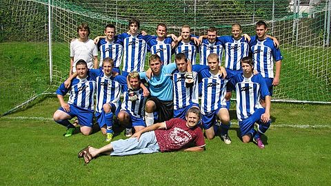 Stehend v.l.: Trainer Ploskon Wojciech, Rothe Matthias, Krause Michael, Kiendl Thomas, Fischer Florian, Brunnenmeier Michael, Brunner Michael, Meier Kevin --- Hockend v.l.: Bellon Andreas, Gnad Florian, Geigl Christian, Geiger Patrick, Meier Dennis, Fischer Christian, Söldner Markus

--- Liegend: Betreuer Söldner Bernhard

--- Es fehlen: Rothe Michael, Dietrich Maximilian, Sattler Andreas, Viehbacher Matthias

--- Foto: Griesbeck Walter