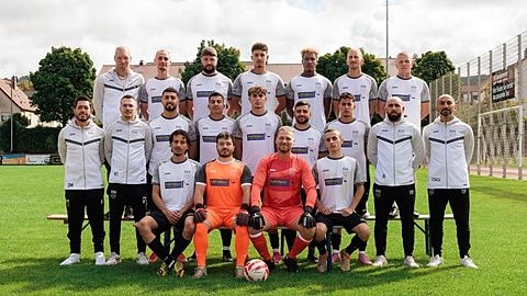 Hintere Reihe von links nach rechts: Betreuer Manuel Jansen, Pascal Kalebe, Markus Beneke, Sakis Kritsiniotis, Prudens Makkiese, Leo Huszka, Tobias Kirsch
Mittlere Reihe von links nach rechts; Sportlicher Leiter Dennis März, Sportdirektor Marko Tomic, Mazlum Dogan, Ibrahim Ugur, Florent Kamberi, Murat Cürük, Emirkan Ugur, Trainer VIncenzo Barretta, Co-Trainer Tahsin Polat
Vordere Reihe von links nach rechts: Ahmad Sulaiman, Alexander Sascha Turi, Adrian Cieslik, Marcello Alfarano
Es fehlen: Andrej Dil, Alexej Djakow, Flavius Matei, Gabor Adam, Betreuer Valentin Rukavina, Mourice Heyde, Eren Ercik, Ali Fidanboy, Ergün Aygün