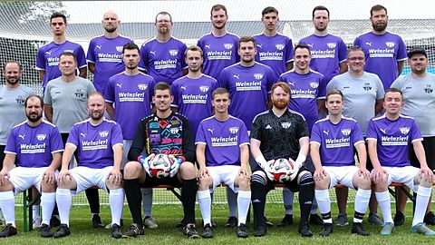 Hinten stehend von links: Felix Weiß, Manuel Winkler, Johannes Schmidt, Maxi Maierhöfer, Matthias Helgert, Dominik Meißner, Felix Hofmann. Mitte stehend von links: Abteilungsleiter Christian Luff, Sportlicher Leiter Thomas Gietl, Raphael Fanderl, Timo Brabec, Dominik Kreitinger, Johannes Schweiger, Physio Sandro Moritz, Betreuer Tobias Schönberger. Vorne sitzend von links: Manuel Putzer, Patrick Luff, Lukas Klinger, Jakob Kiener, Domenic Muhr, Martin Schlögl, Johannes Raithel.