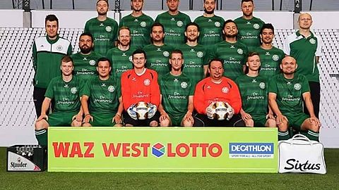 Obere Reihe v.l. : Marcel Boettcher, Maik Kostrzewa , Daniel Hensing, Alparslan Kirman, -
Mittlere Reihe v.l. : Florian Koch, - ,Marc Theiß , Kevin Reschkowski ,Sven Zenker ,Igor Perak ,Murat Tügen ; Trainer: Marius Nies
Untere Reihe v.l. : Julian Fiedler, Mifail Krasnici, Nicolai Huth, Nick Marsolek, Stefan Andrzejewseki , Kevin Pohl, André Vöpel