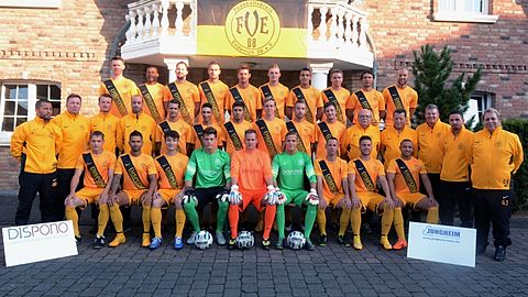 Erste Mannschaft Saison 2015/16 Landesliga Staffel 1
Vorne v.l.n.r.: M. Braun, D. Ochs, R.Park, O. Zirwes, M. Malzahn, J. Beerendonk, T. Hanisch, M. Wolber, M. Bahlaouane
Mitte v.l.n.r.: A. Amraoui (Trainer), H. Langen (Trainer), C. Krämer (Co-Trainer), F. Volberg (TW Trainer), T. Baltes, R. Cöcel, N. Dogan, S. Hartmann, A. Kühlwetter, D. Langen, K. Marke (Präsident), H. Müller (Betreuer), M. Köppe (Team Manager), L. Seeger (Physio), G. Jungheim (Obmann)
Hinten v.l.n.r.: T. Roth, Y. Ali, P. Schiffer, K. Rüffer, D. Herschbach, G. Sanzone, A. Laoumera, D. Schmitz, D. Esposito, A. Wirtz.
Es fehlen: R. Jegel, G. Kovaci
