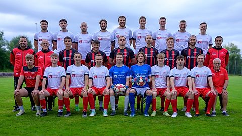 Oben v.l.n.r: Max Heßler, Robin Angrisani, Florian Rischawy, Alen Rogosic, Robin Laudon,
Christian Timmerevers, Nicolas Ackermann, Steffen Griese, Yannick Urbitsch.
Mitte v.l.n.r: Sportlicher Leiter Simon Hieber, Torspielertrainer Hans Pöhn, Elton Fetahaj,
Dimitrios Devetzis, Pascal Conti, Paul Schmid, Daniel Klemm, Co-Spielertrainer Kilian
Müller, Trainer Nico Spina.
Unten v.l.n.r: Betreuer Luka Wirth, Tom Binder, Alexander Simmel, Dennis Becher, Lars
Lafferton, Luca Föll, Lukas Hanle, Daniel Gerakis, Eric Jacobi, Betreuer Alfonso Chiarelli.
Es fehlen: Valentin Beier, Vasilios Sapouridis, Flavio Caldieri, Dennis Klemm.