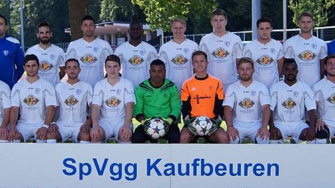 Das U23-Team der SpVgg Kaufbeuren mit Coach Armin Böck (links) und Co-Trainer Guiseppe Gaeta. Foto: Stefan Günter