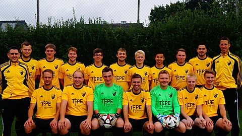 hintere Reihe von links: Co-Trainer Markus Sahl, Maxi Heidemann, Jannik Both, Tobias Niendieck, Jannis Klingbeil, Jan Berdelmann, Benedikt Heidemann, Son Tran-Duc, Florian Hotfilter, Patrick Bitter (C), Trainer Ingo Menkhaus
vordere Reihe von links: Daniel Overbeck, Timo Sträutker, Dominik Hengelbrock (TW), Malte Lührmann, Sven Vogedes (TW), Finn Timpe, Jan-Erik Artmann
es fehlen: Mark Beckemeyer, Moritz Hedding, Leonard Gehrmeyer, Arne Siebert, Oliver Findling, Christoph Kemper, Malte Kemper