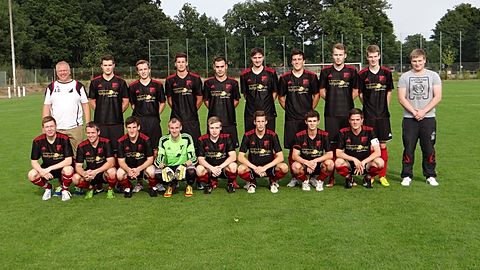 Das Team für die Saison 2013/2014
Stehend v.l.n.r.: Trainer Achim Osterburg, Ruven Müller, Philipp Stolle, Malte Hagen, Dennis Rahmeyer, Daniel Stuckenberg, Julian Didszun, Julian Timmermann, Jonas Westerhaus, Co-Coach Hendrik Westerhaus
Hockend v.l.n.r.: Simon Hilker, Goswin Kotte, Philipp Didszun, Sascha ter Maten, Seymour Walker, Niklas Hagen, Paul Düngelhoef, Kapitän Ole Klingenburg
Es fehlen: Björn Weinrich, Tobias Maifarth, Marek Hellmich, Dennis Weinrich