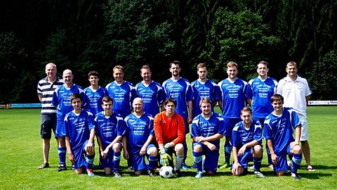 Kader der 2. Mannschaft 14/15 (stehend v.l. Michael Seebauer, Hans-Jürgen Heitzer, Stefan Murer, Johannes Hötzl, Peter Scherle, Stefan Feldmeier, Elias Riedl, Klaus Graf, Andreas Schmalzl, Trainer Stefan Grübl;
kniend v.l. Max Rehm, Lukas Niedermeier, Wolfgang Weber, Christian Pöhn, Marco Rozek, Markus Bugl, Stefan Popp; Fotograf: Jonas Rilke)