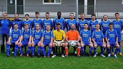 Hinten von links: Thomas Schick (Spielleiter), Matthias Maurer (Trainer), Björn König (Kapitän), Sebastian Ries, Martin Ulbrich, Govind Mukubay, Benjamin Rudolf (Kapitän 2.), Carsten Eberle, Christoph Mrosek, Christian Eberle, Yanik Schwartz 
Vorne von links: Christopher Scholz, Patrick Bauer (SpA), Christian Kronwald (Vizekapitän 2.), Johannes Hesse, Marco Jenne, Timo Staudacker, Kevin Kilian, Gianluca Herrmann, Jan-Eike Attner - Foto: Lörz / www.kraichgausport.de