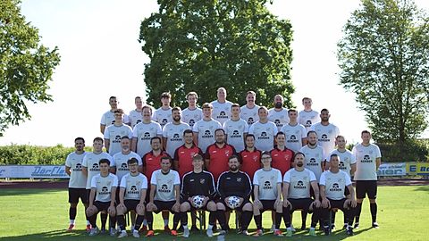 erste Reihe v. links: Sebastian Scholz, Sebastian Dörfler, Johannes Müller, Simon Scholz, Michael Schneider, Sebastian Muhr, Fabian Leibl, Dirk Büttner
2. Reihe v. links: Spielertrainer Granit Bilalli, Florian Wallner, Thomas Girke, TW-Trainer Klaus Altmann, Co-Trainer Fabian Baumann, Vorstand Alexander Hartl, Abteilungsleiter Stefan Kastl, Stellv. Abteilungsleiter Christian Schiller, Christian Dengler, Adam Svagr, Spielertrainer Daniel Ertl
3. Reihe v. links: Alexander Scholz, Michael Spanfelner, Max Schneider, Simon Wanninger, Robin Borth, Tobias Pfeffer, Maurice Seifert, Erson Durakovac
4. Reihe: Orhan Karadag, Florian Wax, Vlad Oancea, Raphael Hirtreiter, Kristian Juhasz, Christoph Hanschmann, Manuel Leibl, Leon Schäfer
Es fehlen: Fabian Greil, George Oancea, Stefan Späth, Fabian Obermeier, Oliver Muhr, Jan Kaiser, Adison Weinzierl, Andreas Schano, Nicklas Kaiser, Marlon Barberka, Patrick Schneider, Lukasz Stepien, Martin Gebhardt