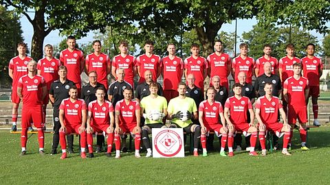 Mannschaftsfoto SVW Mainz Saison 2025/26:
Obere Reihe (von links nach rechts): Moritz Eichhorn, Levin Przybysz, André Röll, Laurin Alt, Jamie Anderton, Owen Anderton, Dominik Higi, Paul Nauth, Thomas Mirkes, Leon Nauth, Eric Rienhardt, Finn Leoff, Mao Koyama;
Mittlere Reihe (von links nach rechts): Robin Lehmann, Jochen Walter, Rainer Müller, Emil Poller, Stephan Protz, Volker Völzing, Hans Protz, Irmbert Schuler, Joachim Groß, Ben-Raphael Budde;
Untere Reihe (von links nach rechts): Tim Gabel, Johannes Lawen, Jan Gabel, Sebastian Greif, Markus Merker, Simon Günsch, Justin Haydn, Jonas Eichbladt;
Es fehlen: Patrick Wagner, Tiago Rebelo