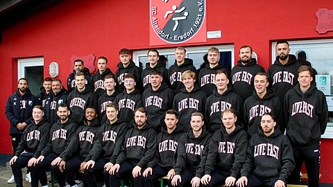 H.v.l.: Jehad Meri (Physio), Florian Lassek, Jannis Weber, Kilian Horn, Collin Böhm, Lukas Bung, Daniel Adem, Aidin Zenalnjad-Holagh M.v.l.: Armin Eslampanahnobari (Trainer), Jannik Randolph (Co-Trainer), Cenk Zor (Co-Trainer), Nils Luxem, Jannik Zirbes, Fynn Hecking, Philipp Hildebrandt, Thorben Lützen, Niklas Otto, Yannik Gräff, Patrick Ahlburg V.v.l.: Jonah Lukowski, Claudio Santos Silva, Medard Joao, Marcel Jurgielaniec, Fabian Gurk, Dugaxhin Mulaj, Cedric Hoffstadt, Justin Reuther, Edison Smajli - Fehlen : Mohamed Bouhlal, Chakir Bouhlal, Erkan Alibajro, Kenan Ekici, Maurice Romberg