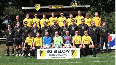 Obere Reihe von links: Andreas Glodny (Co-Trainer), Jörg Gabbert, Paul Ruhl, Torsten Kloschinksi, Johannes Hoffmann, Lukas Schwarz, Jan Becker, Chris Franke, Daniel Müller, Uwe Kleemann (Trainer)
Mittlere Reihe von links: Daniel Kubik, Bastian Klonowski, Steven Drabo, Kevin Burgmeier, Chris Kowal, Florian Jordan, Clemens Vogel, Christopher Knoll, Maik Watzke, Matthias Pumpa, Oli Lobeda
Untere Reihe von links: Thomas Korrenz, Daniel Klose, Dennis Schröter, Martin Weise, Stefan Janke, Michael Krautzig, Steven Glodny

Es fehler: Eric Bauer, Andreas Voigt, Felix Wildow, Clemens Melzig, Stefan Hellwig, David Hoffmann, Dennis Depta, Karsten Becker
