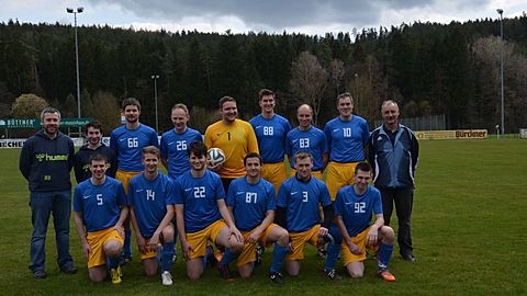 h.v.l.n.r.: Stefan Seyferth Zapf, Fabian Arnold, Heiko Kubon, Sylwester Janczuck, Oliver Engelemann, Daniel Buchmann, Bernd Müller, Trainer Stefan Mann, TW-Trainer Klaus Görke

v.v.l.n.r.: Tim Schelenz, Patrick Adelhardt, Daniel Hartmann, Egmont Monz, Ernst Höhn, Jens Fichtel