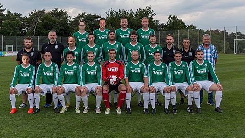 hinten v.l.: Scott Henninger, Thore Metzger, Fabian Biwer, Markus Thielen
mitte v.l.: Betreuer Max Kolling, Vorstand Uwe Cronauer, Benjamin Nisius, Fabian Schmitt, Yannik Ludwig, Simon Ludwig, Lukas Biwer, Trainer Jan Kolling, Vorstand Günther Hornetz, Hauptsponsor Edgar Voll
vorne v.l.: Tim Welter, Benjamin Nisius, Dustin Nguyen, Julian Räsch, Simon Jung, Niklas Wagner, Marcel Bungert, Alexander Klein, Nils Ludwig

Es fehlen: Dominik Räsch, Tim Pelzer, Stefan Michels