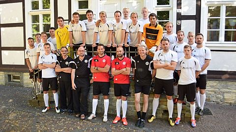 Der Delbrücker SC in der Saison 2016/2017: von links aufsteigend: Sefkan Kaynak, Tobias Henksmeier, Mario Freise, Gianluca Mazza, Daniel Mehlich, Marius Ferber, Patryk Plucinski, Patrick Kurzen, Marvin Frenz, Nico Schürmann, Leon Brinkmeyer, Malte Bandowski, Kevin Hund, Daniel Austenfeld, Marco Rüskaup, Nico Leifeld, Matthias Riemer
vordere Reihe v.l.: Sebastian Walter, Betreuer Eckhard Tamoschus, Betreuer Peter Horenkamp, Spielertrainer Guerino Capretti, Co-Trainer Maniyel Nergiz, Torwarttrainer Leszek Jaskiewicz, Lukas Cramer, Stephan Vahle

Es fehlen: Maximilian Meyer und Physiotherapeut Dominik Hansjürgen