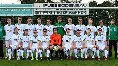 hintere Reihe v.l.: Trainer Goran Pavli&amp;#263;, Jan Schmeing, Linus Baumhove, Fabian Hebing, Oliver Gries, Tobias Pletz, Julian Neumann, Christian Westhoff, Christoph Klamt, Nikolas Baumann, Marius Romahn, Co-Trainer Daniel Hauswirth
 
vordere Reihe v.l.: Lukas Üffing, Hanno Knipping, Tobias Hebing, Maximilian Nowak, Luca Coenen, Niklas Geven, Sebastian Langer, Maximilian Derksen, Jan Welsing
 
es fehlen: Cameron Kerkhoff, Hendrik Schilderink und Leon Hemmers