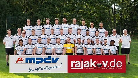 Hinten v.l.: Thomas Ebel, Marco Sarrach-Ditté, Felix Strompf, Felix Kunberger, Daniel Fenzl, Frank Fenzl, Anton Weichel, Aaron Augustin, Deshwan Gallmann.

Mitte v.l.: Andreas Krüger (Trainer 1. Mannschaft), Frank Spohrer (1. Vorstand), Ludwig Bauer (Ehrenvorsitzender), Nico Kief, Libero Bott, Jonas Schaffrath, Marcel Holzner, Jakob Kern, Fabian Konnerth, Benjamin Bender, Andreas Schell, Betreuer Peter Thurn, Spielausschuß Michael Laier (Spielausschuß), Andreas Marx (Spielausschuß).

Vorne v.l.: Delagha Mohammadi, Manuel Bayer, Alexander Kreß, Kasem Khraibani, Arne Kielmann, Nico Hammel, Dominik Schneider, Ricardo Diemer, Robin Mayer, Ammar Charif, Bubacarr Barry.

Es fehlen: Tobias Söhner, André Wastl, Marc-André Heeg, Nicolas Hiller, Dennis Horsch, Lukas Knapp, Luca Knörzer, Hans Schuster, Harun Ara, Maximilian Beyer, Jari Böhlmann, Francesco Gentile, Florian Kunberger, Stephan Lakatos, Simon Tilsner, Jochen Weimer, Leif Haupert (Trainer 2. Mannschaft), Fatih Er, Omar Saidy Dadb Siady. Foto: Stefan Weindl