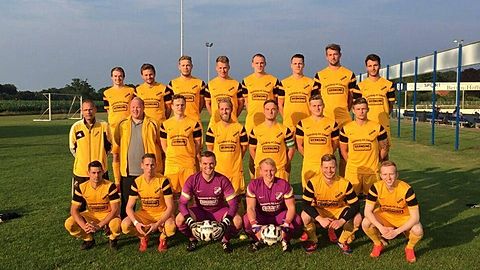 oben v.l. Tobias gr. Macke- Martin Kesse - Johannes Stagge - Hendrik Themann - Jannis Wichmann - Sebastian Sander - Basti Diedrich - Efthi Stoimenou
mitte v.l. Trainer Matthias Risse - Co-Trainer Sebastian Hüstegge - Maxi Schulte - Bastian Schnaase - Henning gr. Macke - Manuel Janzen - Kuba Bürkle
unten v.l. Artur Janzen - Piet Risse - Till Puncak - David Diers - Janni Moormann - Felix Jansen
Es fehlen: Lukas Bregen, Tim Röwe, Dieter Roberg