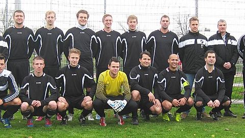 Vordere Reihe von links:
Michel Laskowski(Spieler-Trainer),Marcel Kließ,Jörn Dollen,Pascal Reischke,Marc Steinbach,Erduvan Durovski,Stefan Quante
Hintere Reihe von links:
Daniel Hövelmann,Marco Deutscher,Tom Schmidt,Dominik Kluschewski,Timo Kannenberg,Leon Kamp,Rene Starck,Stephan Dohrenbusch,Frank Stienen (Betreuer),Mike Grühn (Spieler-Trainer)
es fehlen:
Sebastian Lenzen,Frank Kiwitz,Sven Jansen,Justin Müller,Andreas Frehn,Daniel Esters,Marcus Weyers,Andre Schmacht