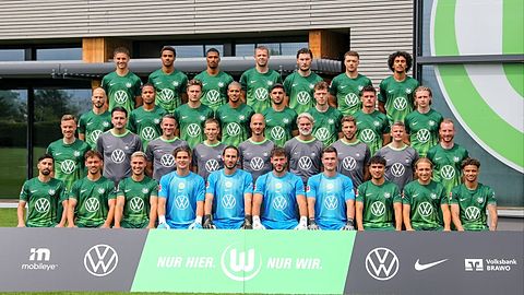 1. R. v. o.v.li.: Bence Dardai (VfL Wolfsburg), Denis Vavro (VfL Wolfsburg), David Odogu (VfL Wolfsburg), Moritz Jenz (VfL Wolfsburg), Jonas Wind (VfL Wolfsburg), Dzenan Pejcinovic (VfL Wolfsburg), Mathys Angely (VfL Wolfsburg) 2. R. v. o.v.li.: Lovro Majer (VfL Wolfsburg), Aster Vranckx (VfL Wolfsburg), Mattias Svanberg (VfL Wolfsburg), Aaron Zehnter (VfL Wolfsburg), Konstantinos Koulierakis (VfL Wolfsburg), Skov Olsen (VfL Wolfsburg), Joakim Maehle (VfL Wolfsburg), Patrick Wimmer (VfL Wolfsburg) 3. R. v. o.v.li.: Yannick Gerhardt (VfL Wolfsburg), Übergangstrainer Koen Stam (VfL Wolfsburg), Torwarttrainer Pascal Formann (VfL Wolfsburg), Co-Trainer Tristan Berghuis (VfL Wolfsburg), Co-Trainer Peter van der Veen (VfL Wolfsburg), Co-Trainer Analyse Martin Darneviel (VfL Wolfsburg), Fitnesscoch Christian Clarup (VfL Wolfsburg), Maximilian Arnold (VfL Wolfsburg) 4. R. v. o.v.li.: Mohammed Amoura (VfL Wolfsburg), Aaron Zehnter (VfL Wolfsburg), Kilian Fischer (VfL Wolfsburg), Torwart Jakub Z