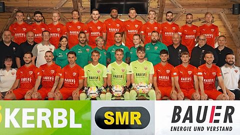 Hintere Reihe (v.l.): Tobias Stoßberger, Sammy Ammari, Benedikt Orth, Levin Ramstetter, Rocco Tavra, Daniel Gaedke, Maximilian Manghofer, Julian Rabenseifner, Philipp Walter, Kevin Hingerl, Tobias Sztaf. Mittlere Reihe (v.l.): 2.Abteilungsleiter Daniel Hübner, Abteilungsleiter Georg Hanslmaier, Schriftführer Christian Schubert, Physio Elisabeth Heilmeier, Physio Thomas Ehlert, Co-Trainer Josef Harlander, Trainer Aleksandro Petrovic, Co-Trainer Johannes Klein, TW-Trainer Stefan Leipholz, Kassier Siegfried Werner, Fanbeauftrager Matthias Kögel, Sportlicher Leiter Andreas Bichlmaier. Vordere Reihe (v.l.): Betreuer Waltraut Trojovsky, Tobias Heiland, Sascha Hingerl, Samed Bahar, Marcel Brinkmann, Ludwig Zech, Marvin Thormann, Manuel Mattera, Andreas Hirtlreiter, Albano Gashi, Betreuer Robert Hopf.