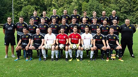 Hintere Reihe v. links: Yannik Erb, Steven Wiederrecht, Benedikt Schlegel, Dorian Klug, Felix Tömmes, Nino Dyballa, Simon Berl, Daniel Koretic, Trainer Hans Kloos
Mittlere Reihe v. links: Spielausschuss Roman Adler, Pascal Sebisch, Emilijus Zarkaitis, Viktor Eberle, Oliver Krummeich, David Erstling, Marius Mors, Markus Bogner, Pascal Arens, Antonio Faletta, Christopher Schillinger, Co-Trainer Sascha Neumann
Vordere Reihe v. links: Sven Riegel, Sven Bechtold, Patrick Skatulla, Christian Schulz, Tobias Heidt, Domenic Mannshardt, Kevin Wiederrecht, Yves Mündel

Es fehlen: Corentin Merelle, Daniel Bäßler, Raphael Kimmer, Xheladin Hasani, Pierre Bouret, Josua Hammel, Co-Trainer Christian Dura