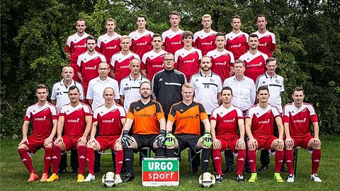 Foto: Moritz Frankenberg / Neue Osnabrücker Zeitung

Erste Reihe sitzend v.l.: Erik Kirchkesner, Patriot Hajdinaj-Caballero, Alexander Nordheimer, Andre Neumann, Nils Böhmann, Stanislav Kolb, Sedin Plavsic, Dimitri Vollmer
 
Zweite Reihe stehend v.l.: Werner Linsky (Betreuer), Volker Böß (Teammanager), Wolfgang von der Haar (Torwarttrainer), Sven Lehmann (Betreuer), Alexander Heinz (Trainer), Uwe Görtemöller (Teammanager), Uwe Hagenburger (Betreuer) 

Dritte Reihe stehend v.l.: Christoph Ilenseer, Luca Rudolph, Andre Bormann, Stevan Cosovic, Timo Böß, Andreas Ackermann

Vierte Reihe stehend v.l.: Ricardo Werth, Fabian Spoida, Philipp Steinkamp, Daniel Hölter, Jannis Pott, Björn Kandelhart, Björn Görtemöller