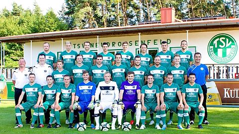 Hintere Reihe von links: Timo Jahrsdörfer, Lorenz Hofmann, Felix Ganster, David Rau, Benjamin Prüll, Phlipp Laemmert, Enis Gashi, André Lutz.
Mittlere Reihe von links: Betreuer Matthias Graser, Abteilungsleiter Thorsten Schirmer, Kevin König, Carsten Hahn, Sebastian Brand, Steffen Taubenreuther, Daniel Weickmann, Ertac Tonka, Mathias Daschner, Trainer Detlef Hugel
Vordere Reihe von links: Martin Weiß, Daniel Meyer, Bartosz Partyka, Tobias Weihs, Matthias Küfner, Tobias Grüner, Dennis Pajonk, Sebastian Lattermann, Marco Konradi
Es fehlen: Frank Zapf, Steffen Zinke, Nico Kempf, Benedikt Nagel