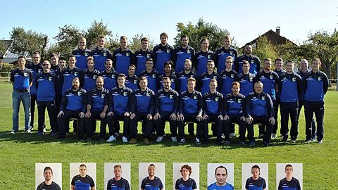 hi.v.links:Wieland,Hafner.J,Hafner.T.Klimmer.J,Mittmann.M,Mittmann.D,
Kappl,Keim,Schropp.
mi.v.links:Würth(Spielausschuss),Spohn(Betreuer),Kuhbach(Betreuer),
Kühner(Betreuer)Klimmer.D,Fauser.C,Ziegler,Fauser.M,Lang.A(Spielausschuss),Schmötzer,Zimmermann,Müller,Weber,Hamberger.T,Quenstädt,Gehrig.Je,
Bauer(Trainer),Knapp(Spielausschuss),Flad(Trainer)
vo.v.links:Zapf,Schädler,Gehrig.Jo,Lehmann,John,Wörner,Rupp,Kirchner.
Es Fehlen:Lang.N,Lahner,Blaschka,Hamberger.D, Schwarz,Thauer,Schuster,Klimmer.N