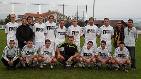 Stehend v.l.: Hermann Stadler, Fan-Urgestein Walter Fischl, Roland Eder, Philip Krügl, Johannes Obermaier, Sebastian Braumandl, Peter Blumenstingl, Florian Bauer, Robert Bauer, AL Martin Steindl, 1.Vorstand Ewald Schopf
knieend v.l.: Ralf Fischl, Florian Gsottberger, Spielertrainer Josef Anzenberger, Martin Bauer, Thomas Bauer, Jürgen Semsch, Florian Gerlesberger