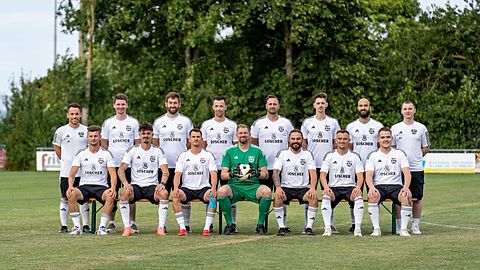 hinten links: Adrian Henninger (Trainer), Jonas Reinhardt (Kapitän), Jannis Roll, Toni Genthner, Nikolai Eiffert, Fabian Eiffert, Johannes Mader, Kevin Herbold (Spielleiter)
vorne links: Maurice Riedel, Thomas Grams, Jonas Predatsch, Daniel Schmidt, Michael Kolb, Niklas Bär, Bastian Bohmann