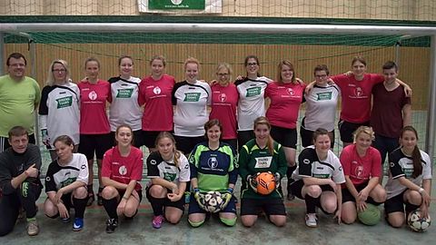 Mannschaftsfoto vor dem Jubiläumsturnier &quot;Jugendtours-Cup 2015 - 10 Jahre Frauenfußball beim SV Rotation Halle&quot;
