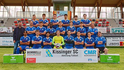 Obere Reihe v. l.: Simon Vasallo, Benedikt Nebert, Robin Röhrel, Shafiullah Moshfiq, Ali Alhelal, Philipp Büchsemann
Mitte v.l.: Mario Borelli (Abteilungsleiter), Andreas Schaile (Trainer), Luca Ruscelli, Muss Jarju, Marlon Gritzner, Johannes Klett, Guiliano Stark, Mike Nebert (Co-Trainer)
Untere Reihe v.l.: Max Kroul, Markus Altreuther, Christoph Peschek, Pascal Beck, Justin Reichelt, Julian Prisciano, Leon Stark, Co-Trainer (Wolfgang Reichelt)

Es fehlen: Walter Pescaru, Lukas Steiger, Luca Schwarzenberger, Lukas Schulz