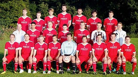 Der Kader der 2. und 3. Mannschaft des TSV Velden zusammen mit Abteilungsleiter Helle Egert (Mittlere Reihe, links).......................................................................................................................................................
Foto: Martin WenzelAbteilungsleiter Helle Egert (Mittlere Reihe, links)
