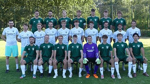 Hintere Reihe von links: Kilian Bunk, Piet Agena, Hauke Tapper, Matti Püschel, Torsten Stumpe, Lucas Hafferkamp, Paul Fuhrmann.
Mittlere Reihe von links: David Beckert (Co-Trainer), Maximilian Beriault, Jorin von Seggern, Marc Nordbruch, Mats Lammers, Lennart Herzig, Mikka de Boer, Sebastian Lange, Diego Trasmonte, Tom Agena (Spielertrainer).
Vordere Reihe von links: Hendrik Binder, Marcel Breier, Matti Renke, David Topp, Yannick Zytur, Jan Gronow, Lasse Pierrets, Joel Gül.
Es fehlen: Niklas Gruner, Janneck Keßler, Ulrich Krafft, Tim Becker, Phillip Becker, Malte Hillers, Jose Moronta, Marten Hinrichs, Simon Tretner, Juan Vazquez Olmo.