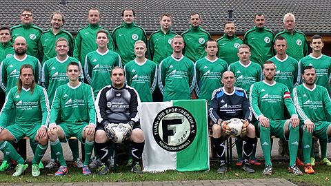 hintere Reihe v.l.: Abteilungsleiter Thomas Nicolai, Betreuer Kay Herning, Steffen Strohmeier, Betreuer Jan Glockenmeier, Marcel Grabowski, Ronny Ganschow, Jens Schumann, Sven Büchner, Trainer Sven Altermann
mittlere Reihe v.l.: Etienne Reinecke, Maik Hesche, Philipp Herning, Tom Kuchnia, Michel Grubauer, Stephan Adolph, Lars Wienert, Thomas Seidel, Steven Albrecht, Mario Sellmann
vordere Reihe v.l.: Thomas Groschopp, Philipp Prosowski, Sebastian Plan, Rene Pastor, Steven Tolle, Thorsten Nagel