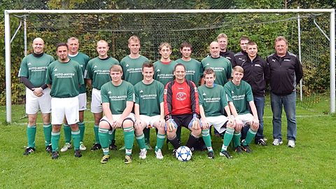 stehend v.l.n.r.: Wahlster-Bode Moritz, Satzinger Konstantin (Co-Trainer), Thalhofer Franz, Kober Philipp (Spielführer), Schmid Frank, Leicht Andreas, Jeckle Peter, Titze Holger, Fischer Norbert, Schneider Patrick, Dietrich Richard, Seibold Fritz (Trainer)
sitzend v.l.n.r.: Großkopf Christoph, Singer Jonas, Ruf Hubert, Seyrer Manuel, Schmid Marcus
nicht auf dem Bild: Kaner Cihan, Selwert Jens, Scherer Philipp, Kober Raphael, Steck Thomas
