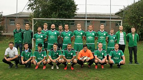 h.v.l.: Thomas Voss, Kushtrim Behrami, Murat Özgen, Jan Hinnemann, Emin Bozan, Sedat Erkis (Co-Spielertrainer), Sebastian Seltmann (Spielertrainer), Kim Ackerschott (Co-Kapitän), Marcel Minninger, Jamie Tilson, David Schmitz, Maik Willemsen (Kapitän), Christian Loosen (TW)
u.v.l.: Manuel van Brakel, Sabah Hasan Abdi, Stivan Omar Elyas, Steven Pander, Ilhan Kayar, Sercan Özgen (TW), Efim Erschin, Kevin Naeve